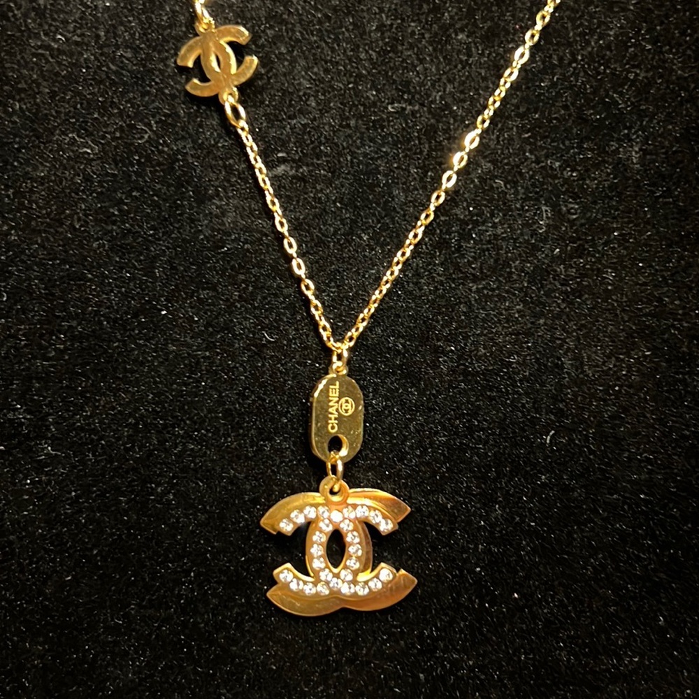 ✨CC ON LIGHTWEIGHT CHAIN SWIVELS SMALL CC ON LEFT OF CHAIN 💎NOT 💎 DIAMONDS .